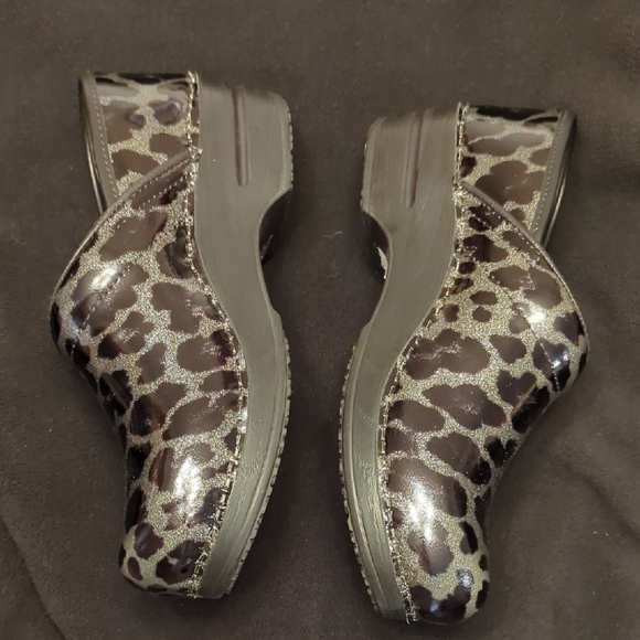 ❤️🐆NWOB Sanita Women's Metallic Black Animal (Leopard) Print Clogs Size 38❤️ - Picture 4 of 9